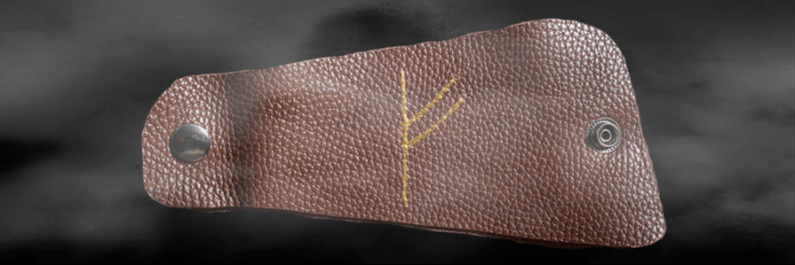 رون Fehu على الجلد كتميمة لحسن الحظ